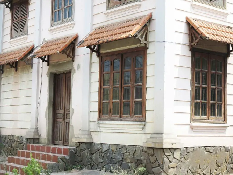 mái ché cửa sổ hiện đại