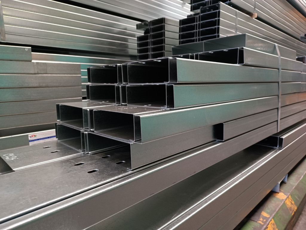 Xà gồ đen giá rẻ